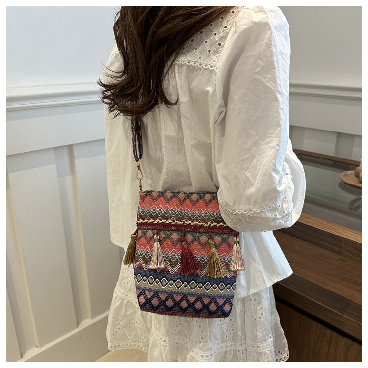 Exquisite textured small bag, new ethnic style tassel bag, cross-body mobile phone bag