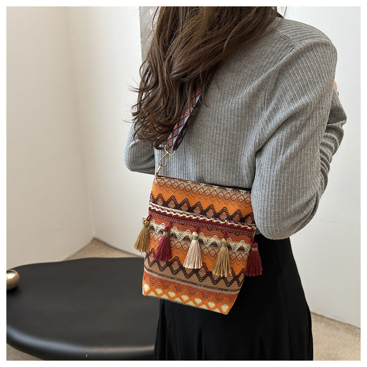 Exquisite textured small bag, new ethnic style tassel bag, cross-body mobile phone bag