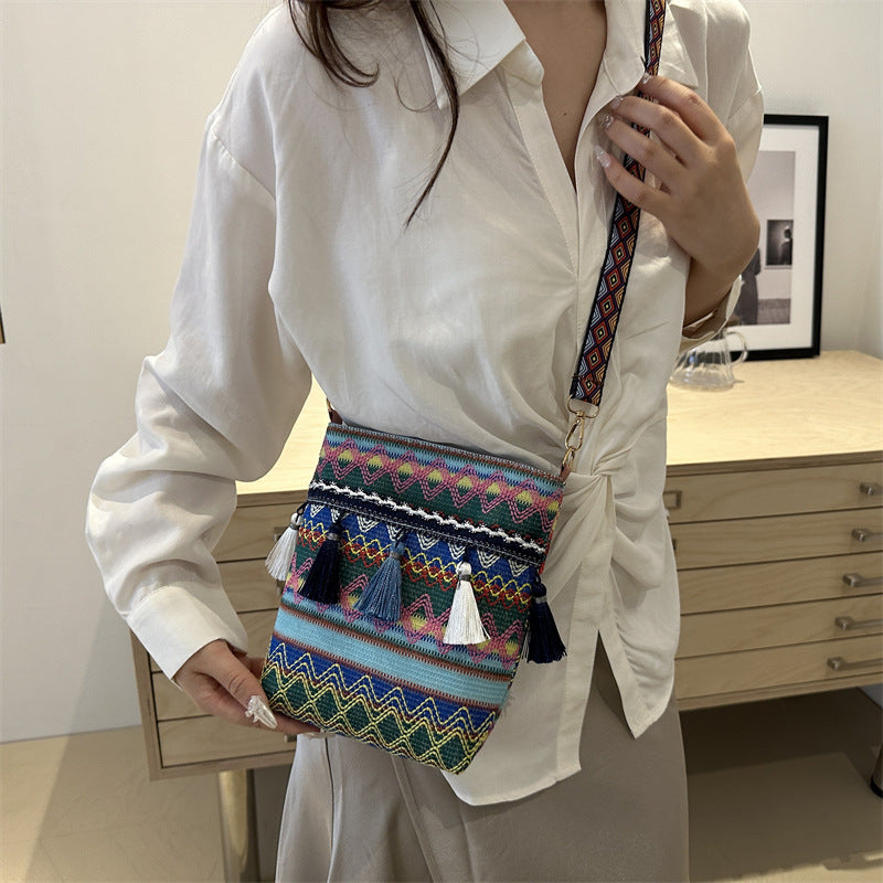 Exquisite textured small bag, new ethnic style tassel bag, cross-body mobile phone bag